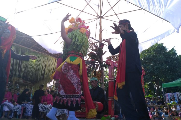 Fadiah Yulianti (12), gadis belia yang terpilih sebagai penari Seblang dalam keadaan kejiman (kerasukan roh leluhur). Ritual Seblang merupakan ritual mistis yang masih dilestarikan masyarakat Desa Olehsari, Banyuwangi. Keunikan tradisi ritual Seblang yang digelar setahun sekali menjadi daya tarik wisata.  