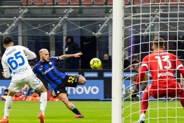 Pemain Inter Milan, Federico Dimarco, berusaha mencetak gol ke gawang Empoli dalam ajang Liga Italia, Inter Milan vs Empoli, di Giuseppe Meazza, Selasa (24/1/2023) dini hari WIB.