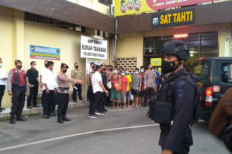 Proses pemindahan 306 tahanan di RTP Polrestabes Medan ke Lapas Tanjung Gusta dan lainnya pada Senin (6/12/2021) sore hingga malam dikawal personel Brimob Polda Sumut, Sabhara dan sejumlah personel dari Kejaksanaan Negeri Medan.