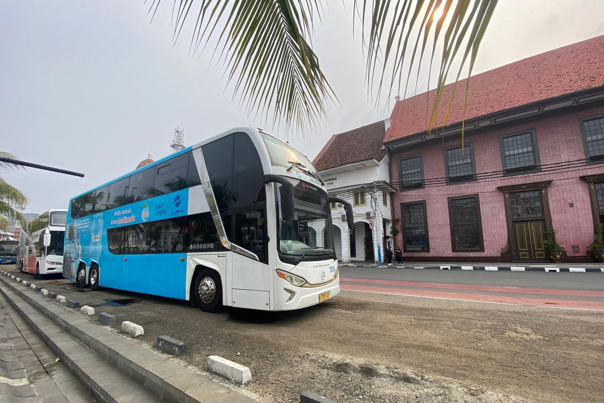 Bus wisata tingkat Transjakarta BW9 rute Kota Tua-PIK yang berhenti di Halte Kali Besar, Jakarta, Jumat (10/11/2023). 