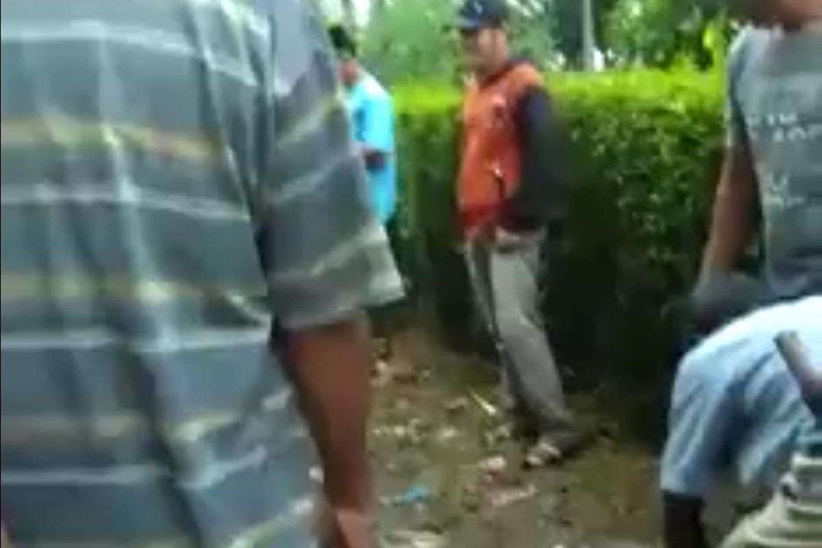 Tangkapan layar maling motor saat diikat kaki dan tangannya di pasar Kecamatan Semboro Kabupaten Jember