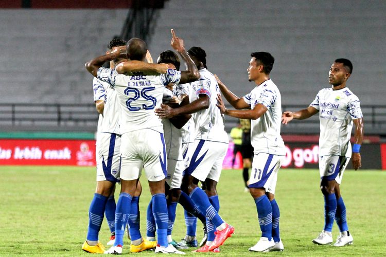 Penyerang Persib Bandung, David Da Silva, melakukan selebrasi bersama rekan setim usai menjebol gawang Persebaya Surabaya dalam laga Liga 1 2021-2022 di Stadion Kapten I Wayan Dipta, Sabtu 19 Maret 2022.