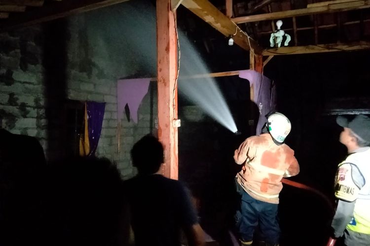 Lilin Menyala Ditinggal ke Rumah Tetangga, Rumah Lansia di Sragen Ludes Terbakar Saat Pemadaman Listrik