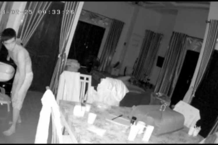 Pelaku curat FJR terekam kamera saat mencuri di rumah pegawai pajak di Pangkalpinang, Babel, Sabtu (25/2/2023).