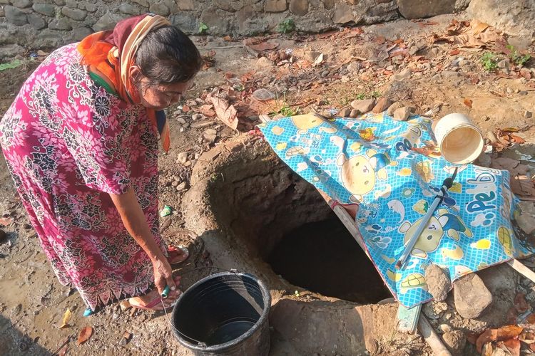Seorang warga di Kabupaten Cianjur, Jawa Barat hendak mengambil air dari dalam lubang di tepia sungai Cikondang, Cibeber. Kemarau panjang yang terjadi menyebabkan warga mengalami kekeringan dan kesulitan air bersih.