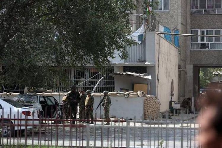 Petugas keamanan Afganistan berjaga di lokasi ledakan di dekat sebuah bank di Kabul, Afganistan, pada hari Selasa (29/8/2017). Kedutaan Besar AS dan markas besar NATO berjarak sekitar 500 meter dari lokasi itu. 