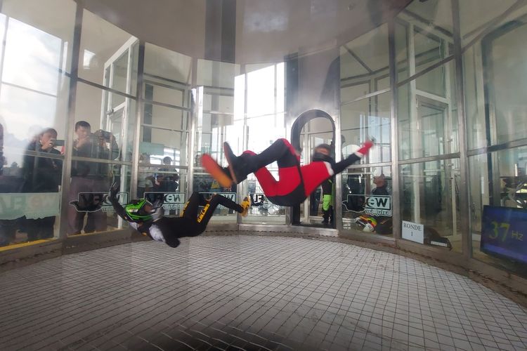 Peserta mengikuti kejuaraan indoor skydiving di Bandung Barat.