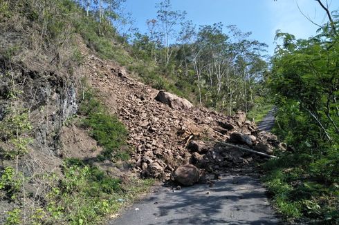 Tebing Setinggi 15 Meter Longsor Tutup Jalan di Banjarnegara