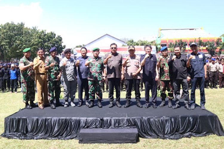 Gubernur Sulawesi Utara Olly Dondokambey (tengah) menghadiri Apel Gelar Pasukan dalam rangka Pengamanan Tahap Kampanye Terbuka dan Pemungutan Suara Pemilu 2019 di Lapangan Robert Wolter Monginsidi, Manado, Jumat (22/3/2019) pagi.