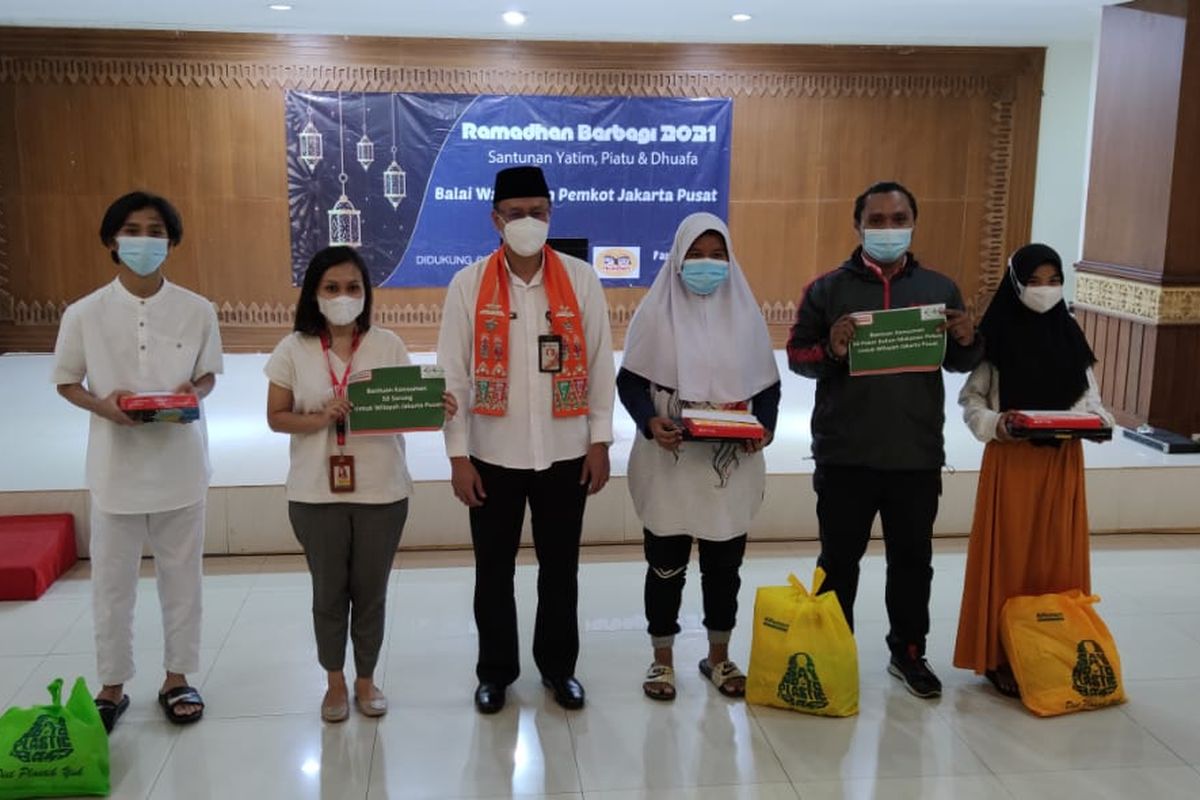 Wali Kota Jakarta Pusat Dhany Sukma bersama wartawan memberi bantuan kepada anak yatim, piatu, dan kaum dhuafa di Kantor Wali Kota Jakarta Pusat, Jumat (30/4/2021). 