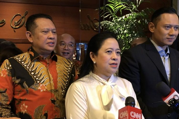 Ketua DPP PDI-P Puan Maharani bersama Ketua Umum Partai Demokrat Agus Harimurti Yudhoyono (AHY) (kanan) dan Wakil Ketua Umum Partai Golkar (kiri) Bambang Soesatyo di Djakarta Theater, Menteng, Jakarta, Kamis (10/8/2023). 