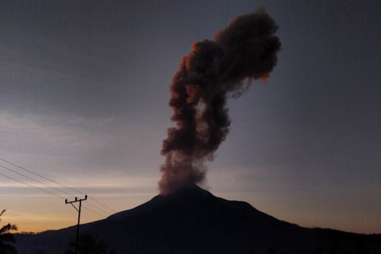 Gunung Lewotobi Laki-laki meletus pada Senin (22/9/2025