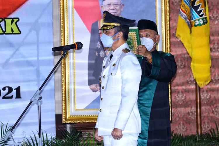 Gubernur Jawa Tengah Ganjar Pranowo melantik Wakil Bupati Kudus HM Hartopo menjadi Bupati Kudus secara definitif pada sisa jabatan 2018-2023 di Gedung Gradhika Bhakti Praja, Semarang, Jumat (9/4/2021).