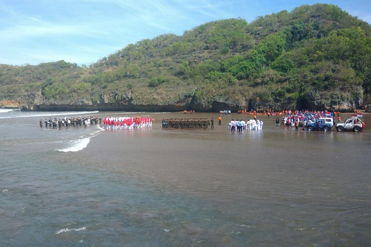 Sebelum Pengibaran Peserta Melaksanakan Upacara di Sekitar Pantai Baron