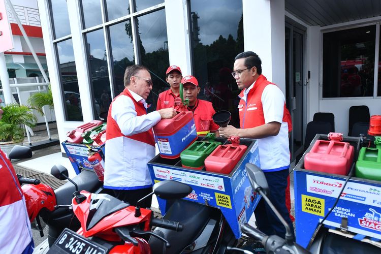 Dirut Pertamina Simon Aloysius dan Menteri Energi dan Sumber Daya Mineral (ESDM), Bahlil Lahadalia, melakukan peninjauan langsung ke Fuel Terminal Tanjung Gerem dan Terminal LPG Tanjung Sekong, Provinsi Banten, pada Sabtu (21/12). 
