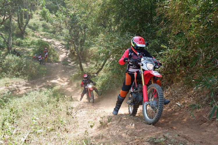 Terlihat para peserta Broventure sedang kesusahan menerabas tanjakan di Gunung Pati, Ungaran, Semarang, Sabtu (14/7/2019).