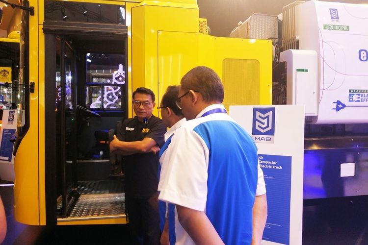 Kepala Kantor Staf Presiden (KSP) Moeldoko saat meninjau pameran mobil listrik Parklindo Electric Vehicle Show di Kemayoran, Jumat (29/7/2022).