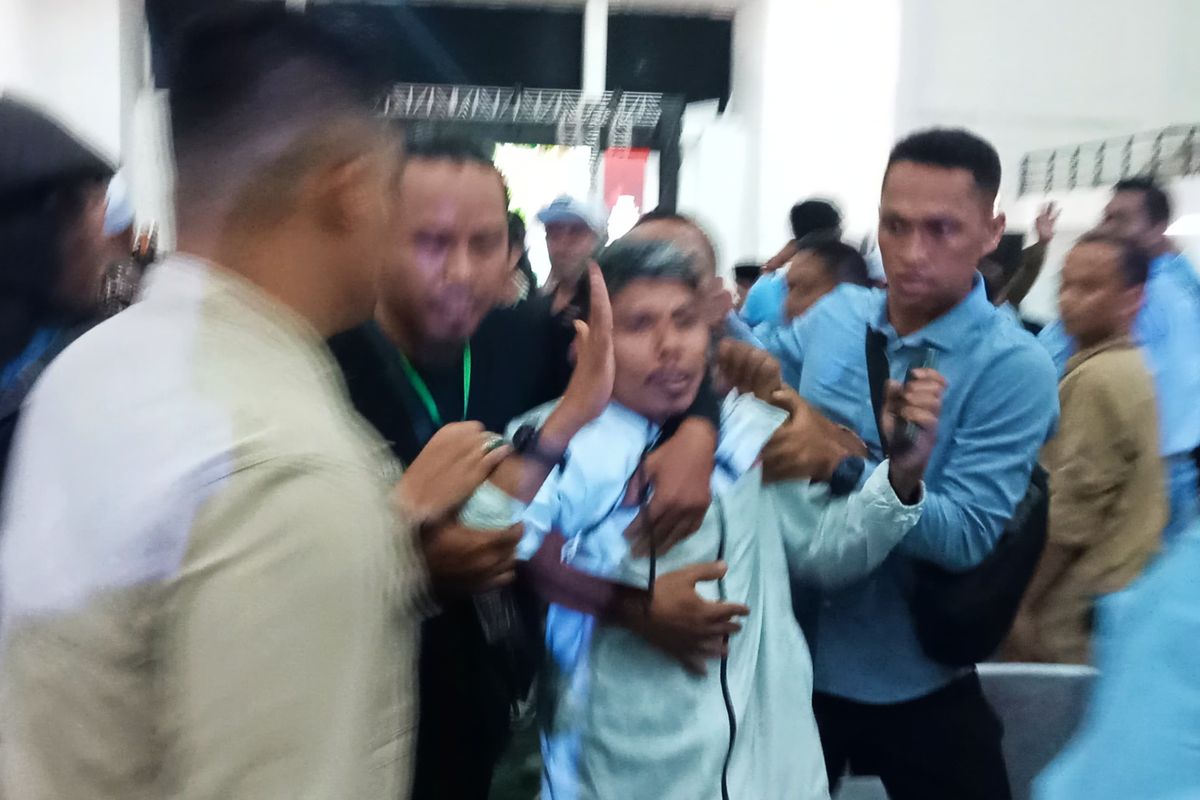 Debat Kandidat Pilkada Lombok Tengah Ricuh, Pendukung Saling Dorong