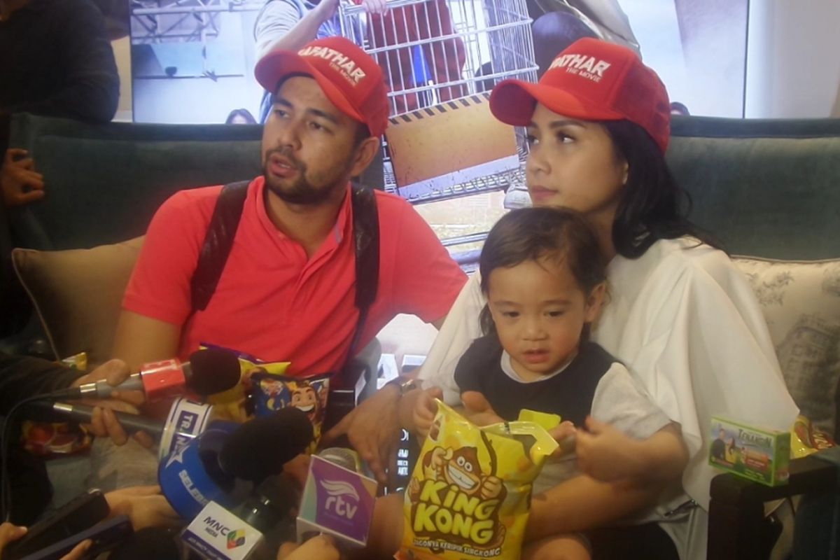 Raffi Ahmad dan Nagita Slavina, yang duduk bersama anak mereka, Rafathar Malik Ahmad, diwawancara sesudah acara meet and greet Ransfathar Family di Gandaria City, Jakarta Selaran, Minggu (9/7/2017) malam.