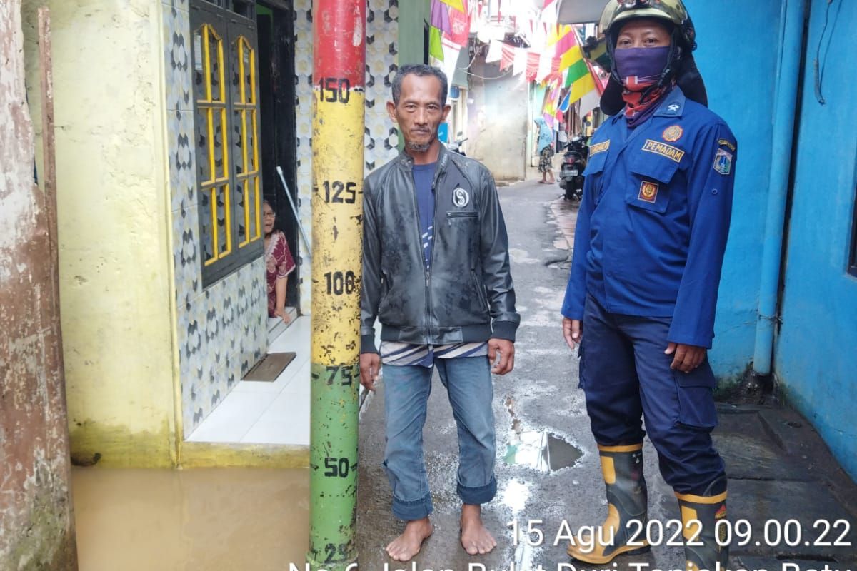 Banjir yang merendam RW 004 dan RW 005 Kelurahan Kampung Melayu atau biasa disebut wilayah Kebon Pala, Jatinegara, Jakarta Timur, surut pada Senin (15/8/2022) siang.