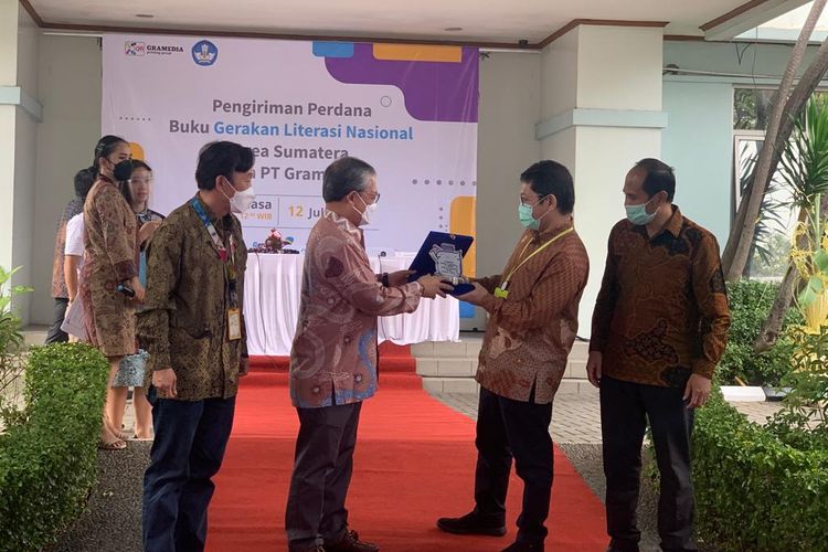 Kepala Badan Pengembangan dan Pembinaan Bahasa Kemendikbud Ristek, Prof. E. Aminudin Aziz menerima cinderamata dari Direktur PT Gramedia Printing Hari Susanto Surjotedjo di Cikarang, Selasa (12/7/2022).