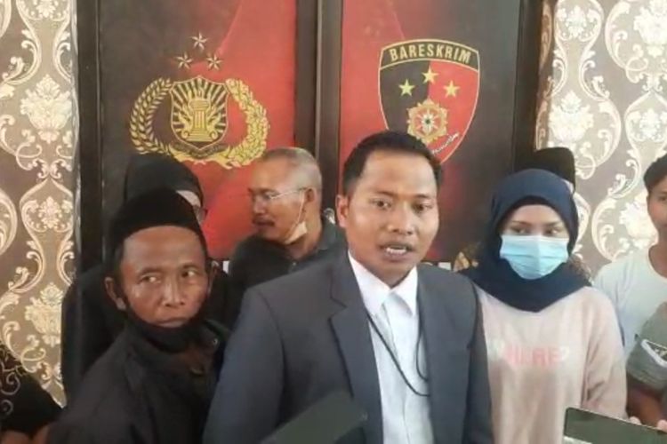 Fitriyahtun (bermasker) didampingi pengacaranya saat menindaklanjuti laporan pengeroyokan dirinya ke Polres Sampang, Selasa (16/8/2022). 4 terlapor sampai saat ini belum diperiksa oleh polisi.