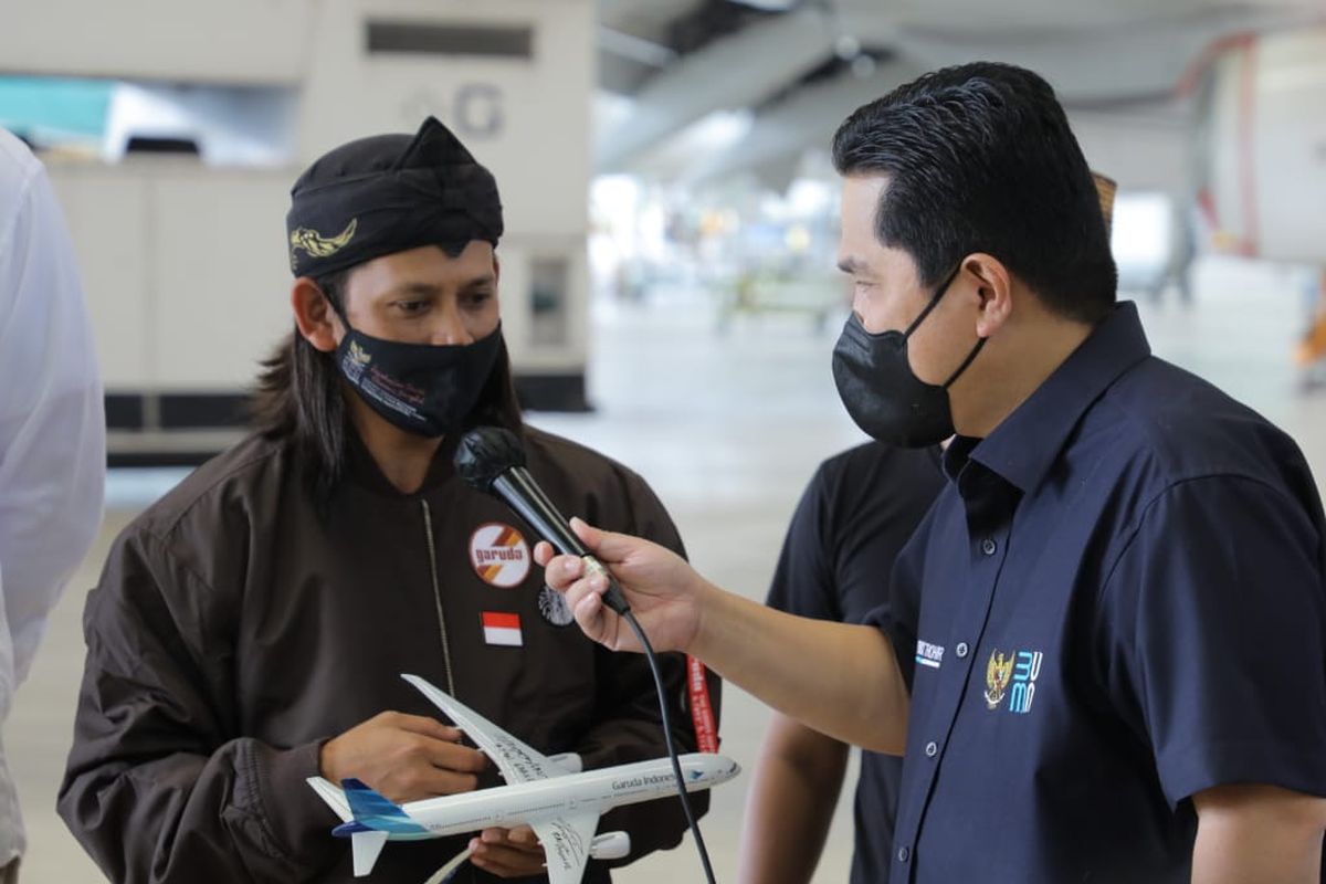 Menteri BUMN Erick Thohir saat bertemu dengan pembuat miniatur pesawat Garuda Indonesia, Khomaidi atau Gus Humaidi di hanggar Bandara Soekarno-Hatta, Selasa (15/2/2022).