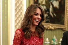Kate Middleton Memukau dalam Balutan Gaun Serba Merah