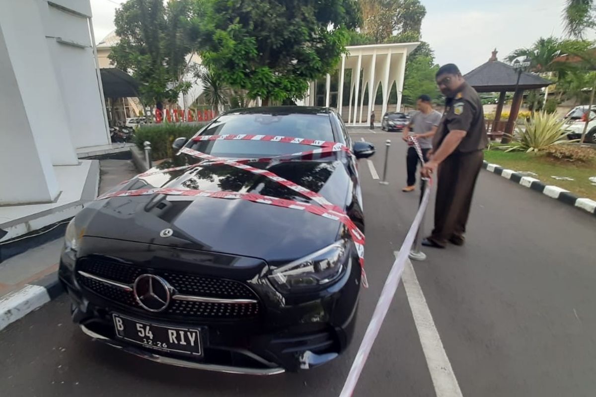Kejati Banten Sita Mobil Mewah dari Anak Perusahaan Pertamina