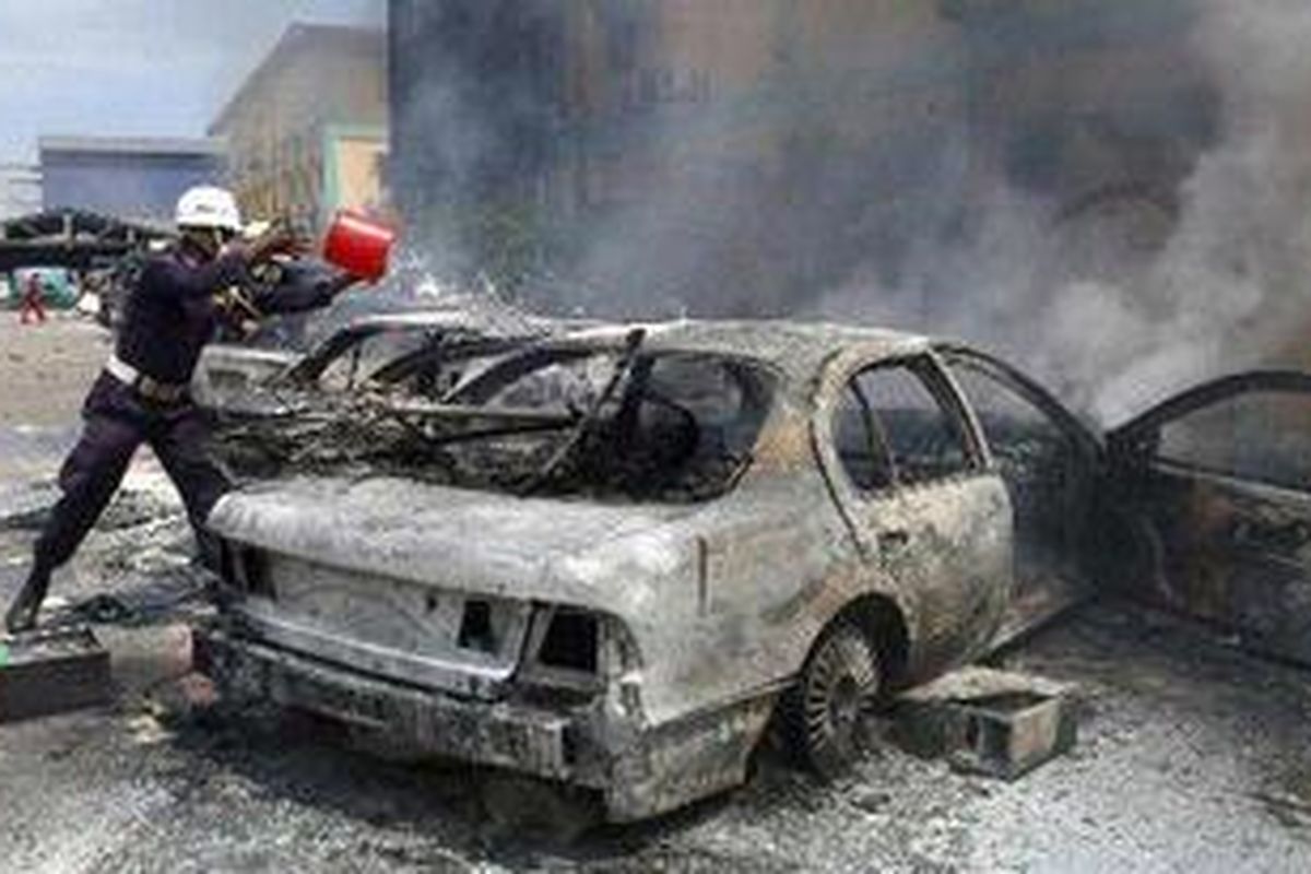 Petugas keamanan memadamkan mobil yang hangus terbakar akibat amukan massa buruh galangan kapal PT Drydocks World Graha di Tanjung Uncang, Batam, Kamis (22/4/2010). Para buruh mengamuk merusak dan membakar 27 mobil, kantor dan gudang penyimpanan dipicu ucapan kasar pekerja asing yang menyulut emosi para buruh.