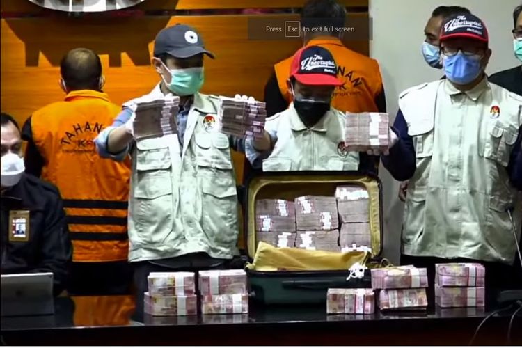 Screenshot of KPK investigators going through money used as evidence of kickbacks from South Sulawesi governor Nurdin Abdullah, Saturday (27/2/2021)