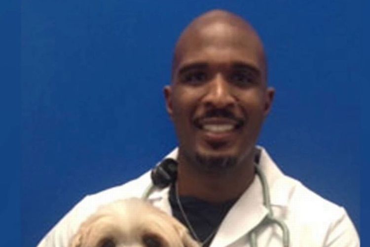 Prentiss Madden, seorang dokter hewan di Miami, Amerika Serikat, yang menjadi pelaku pelecehan seksual terhadap binatang peliharaan. Dia dipenjara selama 22 tahun karena mengaku bersalah atas dakwaan membunuh peliharaan demi kepuasan seksual dan memiliki video porno anak-anak.