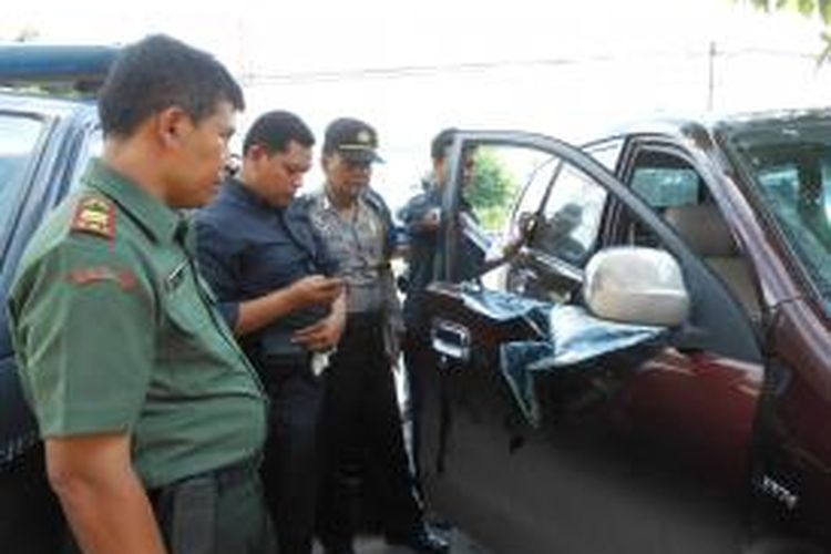 Polisi melakukan olah TKP kasus pembobolan mobil milik rombongan TNI di Jalur Pantura, Demak, Jumat (13/12/2013).