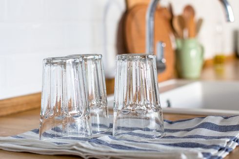 4 Bahan untuk Bersihkan Gelas Kaca yang Kusam, Cepat Kinclong
