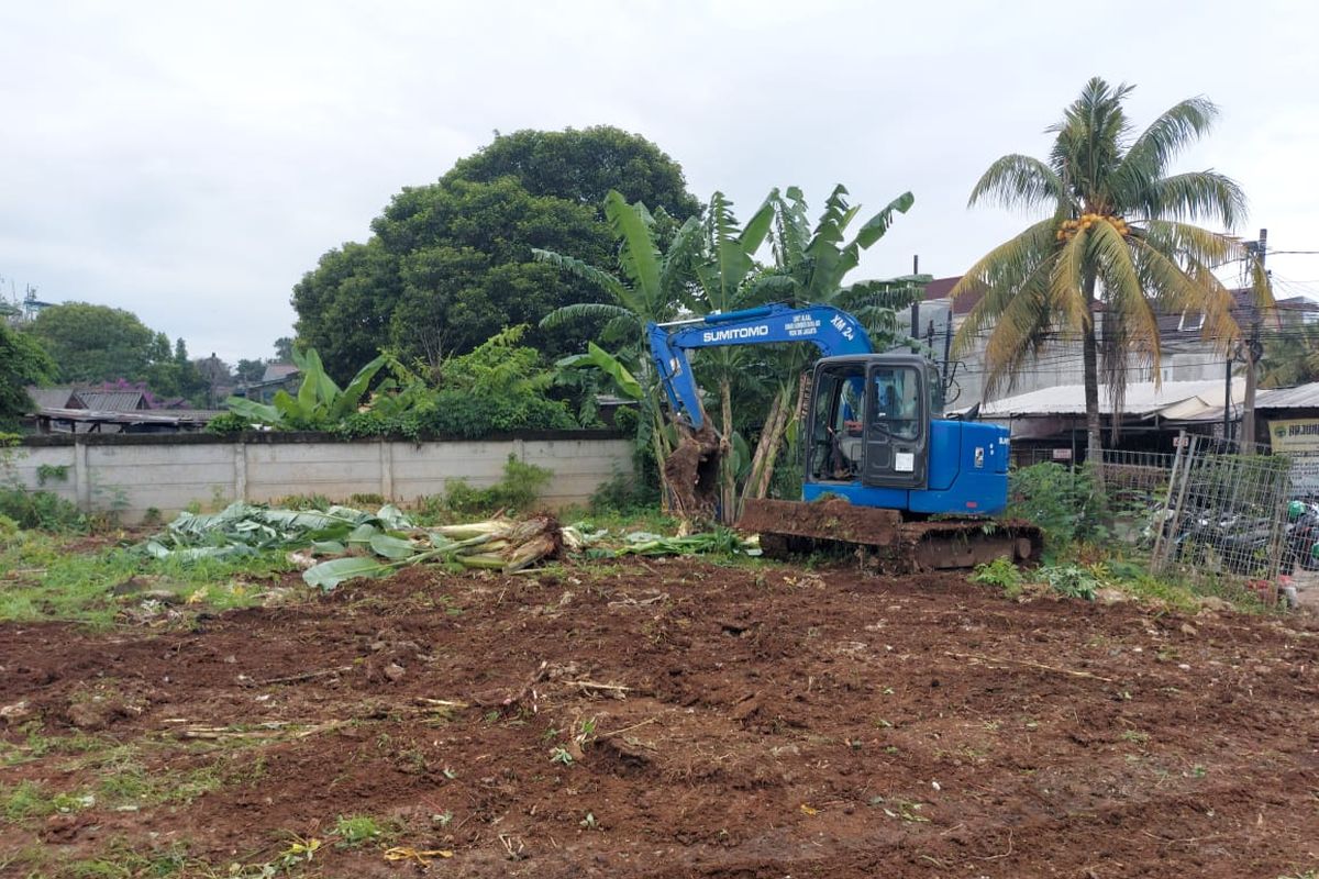 Alat berat digunakan untuk membuka lahan baru untuk pemakaman jenazah pasien Covid-19 di Jalan Srengseng Sawah, Jagakarsa, Jakarta Selatan.