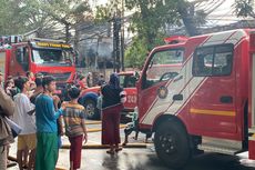 Kebakaran Pabrik Cat di Penjaringan, Petugas Kerahkan 35 Unit Mobil Damkar dengan 150 Personel