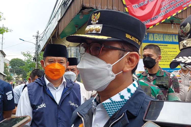 Walikota Jakarta Barat Yani Wahyu Purwoko mengatakan hingga kini sudah ada lebih dari seribu orang yang dilakukan pemeriksaan Covid-19 di Kelurahan Krukut, Tamansari, Jakarta Barat, hingga hari ini, Jumat (14/1/2022).