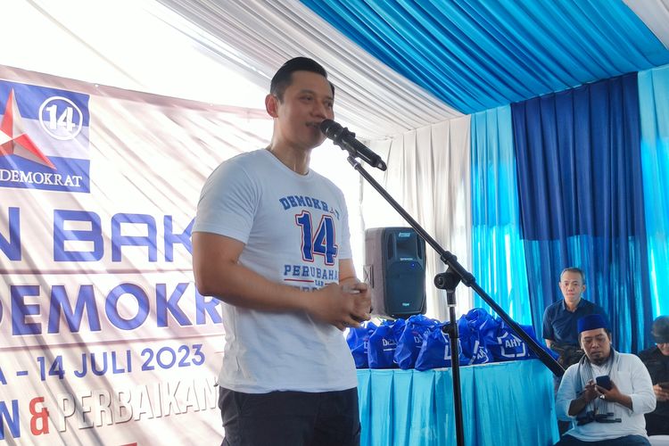 Bulan Bakti Partai Demokrat 2023, AHY sapa warga Pasar Minggu Jakarta Selatan, Jumat (14/7/2023).