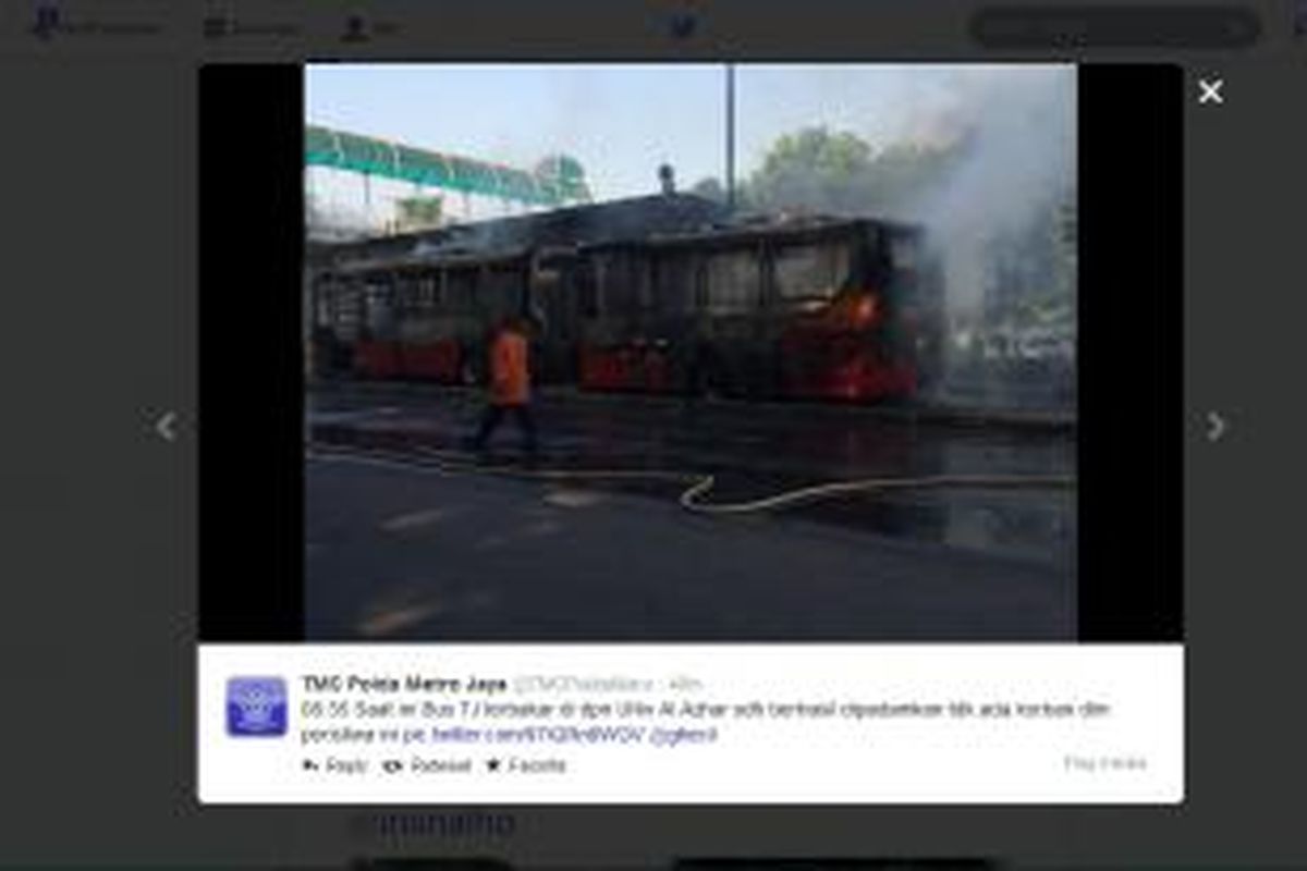 Bus transjakarta terbakar di depan masjid Al Azhar, Kamis (28/8/2014) pagi.