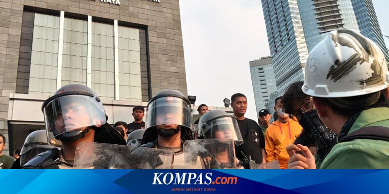 Mahasiswa Masuki Polda Metro Jaya dan Nyanyikan Yel-yel, Polisi Langsung Bentuk Barikade