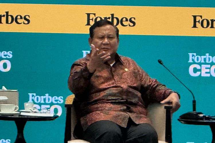 Presiden Prabowo Subianto dalam diskusi panel bersama Chairman and Editor in Chief Forbes, Malcolm Stevenson Jr. (Steve Forbes) di acara Forbes Global CEO Conference di Hotel St. Regis, Jakarta Pusat, Rabu (15/10/2025) malam.