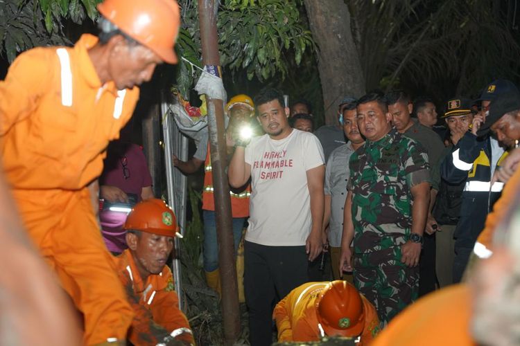 Wali Kota Medan Bobby Nasution meninjau pemasangan tanggul sementara di bantaran Sungai Deli, tepatnya di Taman Maharani, Jalan Kol Yos Sudarso Simpang Aloha, Senin (21/11/2022) malam.
