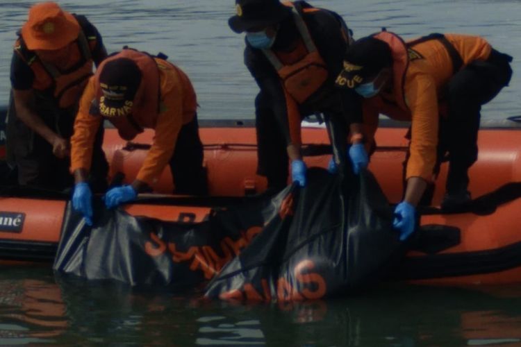 Tim SAR gabungan mengangkat kantong jenazah, korban perahu motor yang tenggelam di Teluk Kendari. (Foto Dokumentasi Basarnas Kendari)