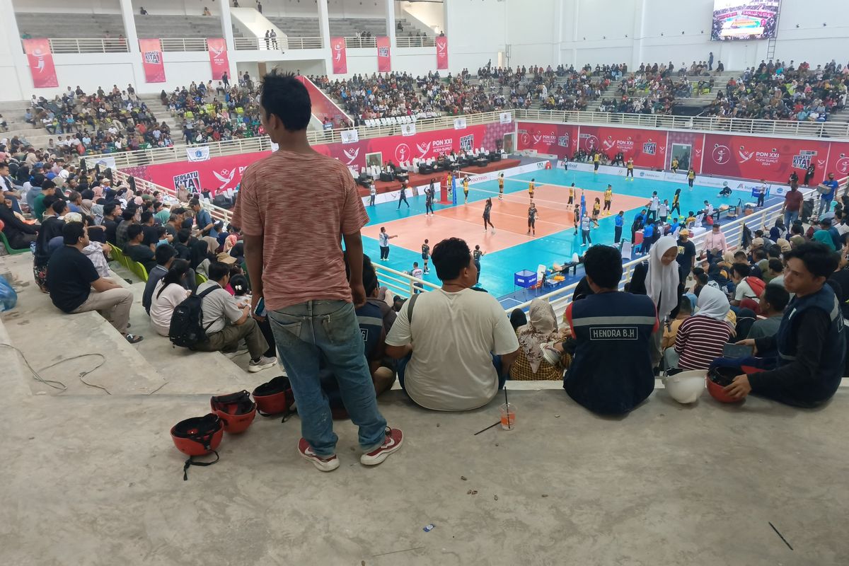Tribun voli indoor di Sport Center Sumut tampak berdebu saat pertandingan semifinal tim putri bola voli Jawa Barat Vs Jawa Tengah, Rabu (18/9/2024)