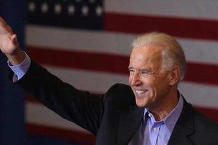 Wakil Presiden Amerika Serikat Joe Biden dalam kampanye di Aldrich Middle School di Beloit, Wisconsin, Jumat (2/11/2012). 
