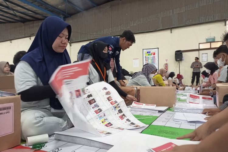 Seorang petugas sortir-lipat surat suara Pemilu 2024, Siti Nur Aini (kiri) sedang duduk melipat surat suara di Gudang Logistik KPU, Klapanunggal, Kabupaten Bogor, Jawa Barat, Senin (15/1/2024).