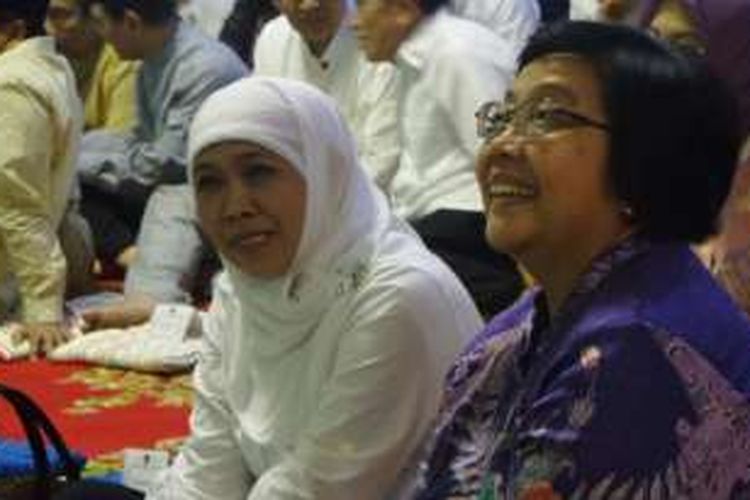 Menteri Sosial Khofifah Indar Parawansa (kiri) dan Menteri Kehutan dan Lingkungan Hidup Siti Nurbaya dalam acara buka bersama di Kantor DPP Partai Nasdem, Gondangdia, Jakarta, Selasa (7/6/2016)