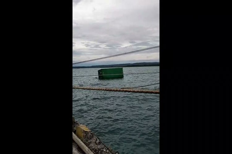 Sebuah peti kemas jatuh kecebur ke laut akibat terlepas dari truk kontainer di Pelabuhan Murhum Baubau, Sulawesi Tenggara.