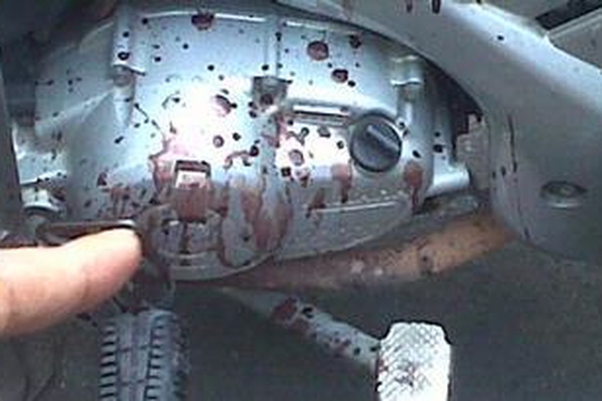 Sepeda motor milik Upit yang dikendarai Ridwan bersama korban pembacokan Rezky (19) yang diamankan di Mapolres Metro Kebayoran Baru, Jakarta Selatan, Rabu (1/8/2012). Bekas ceceran darah memenuhi bodi motor Yamaha Jupiter Z berwarna biru-perak itu.