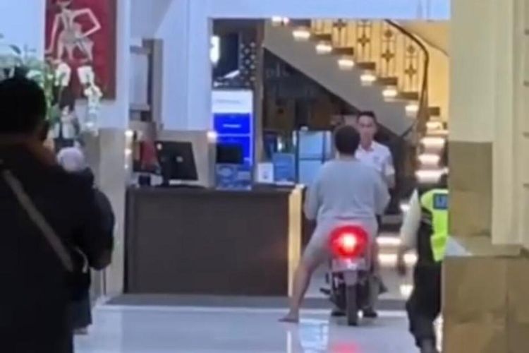 Pria mabuk masuk ke hall KAI mengendarai motor matic pada Sabtu (21/10/2023) 03.00 WIB